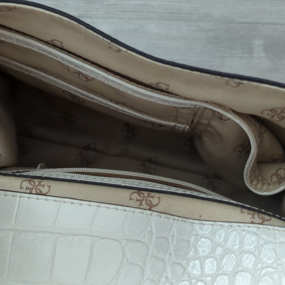 Guess white handbag. Almost like new - Picture 4 of 4